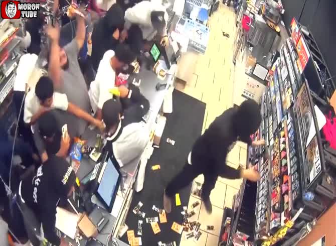 Video :A crowd robs a supermarket shop in Los Angeles